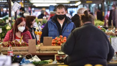 Na snímke sú ľudia na trhovisku.