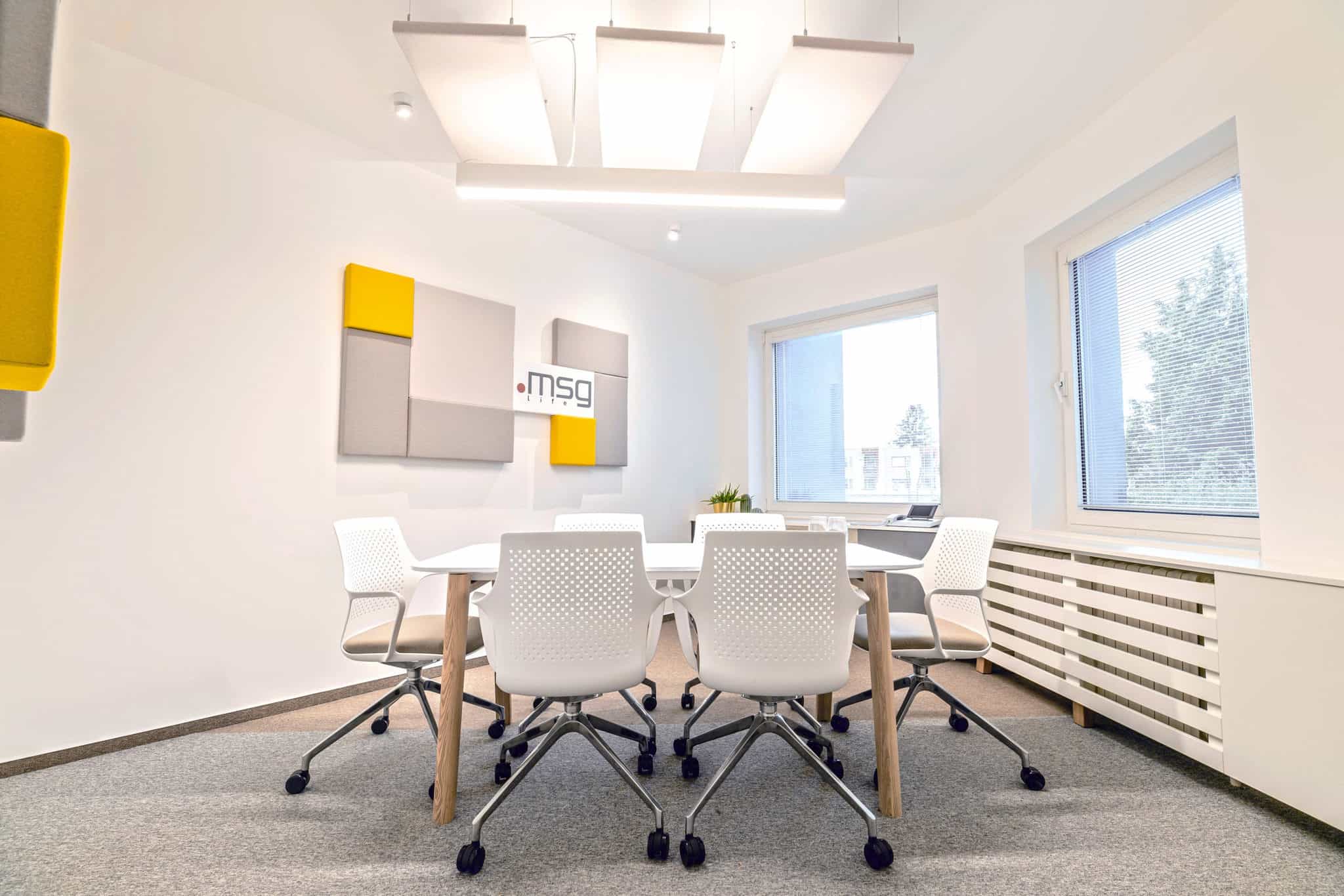 Firma msg life Slovakia má moderne zariadené kancelárie, ale podporuje aj home office. 