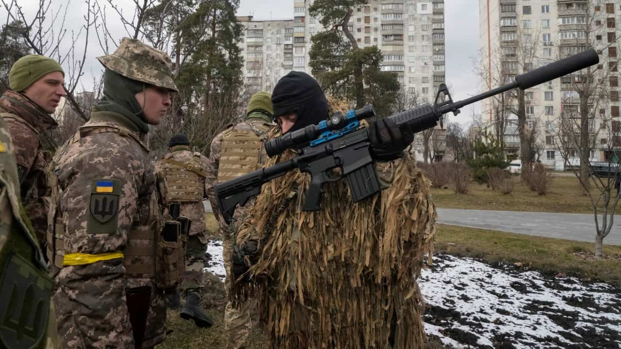 Príslušníci územnej obrany ukrajinskej armády sa pripravujú na odrezanie útoku ruskej armády počas štrnásteho dňa ruskej invázie na Ukrajine 9. marca 2022 v Kyjeve