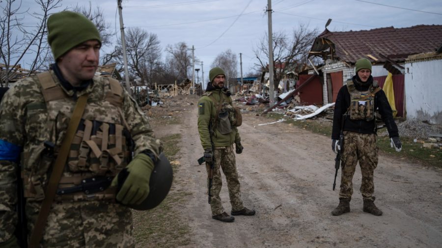 Ukrajinskí vojaci stoja neďaleko frontovej línie v Brovary - na predmestí Kyjeva - počas 33. dňa ruskej invázie na Ukrajinu v pondelok 28. marca 2022.