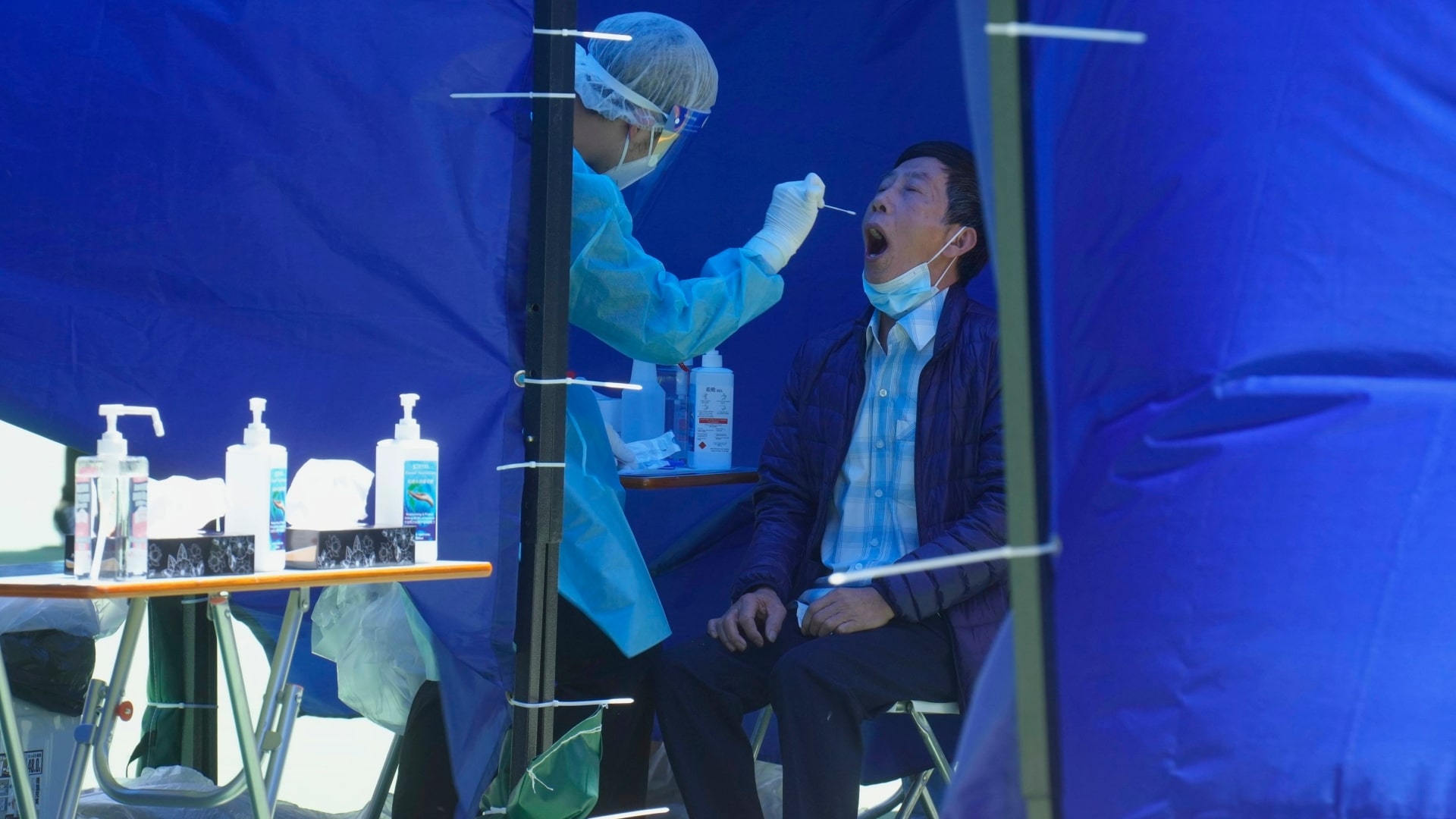 Muž počas testovania na ochorenie Covid-19 v Hongkongu 9. marca 2022. Svetová zdravotnícka organizácia (WHO) v stredu uviedla, že počty nových prípadov nákazy koronavírusom i úmrtí na celom svete v uplynulom týždni naďalej klesali.