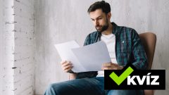 muž, ktorý pozerá do papierov