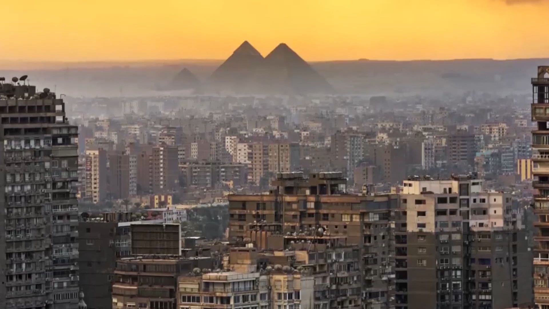 domy Káhiry s pyramídami v pozadí