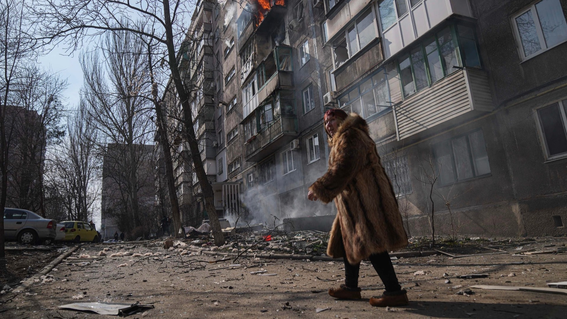 Pani, ukrajinská žena, zhrozene pozerá na zničený Mariupoľ