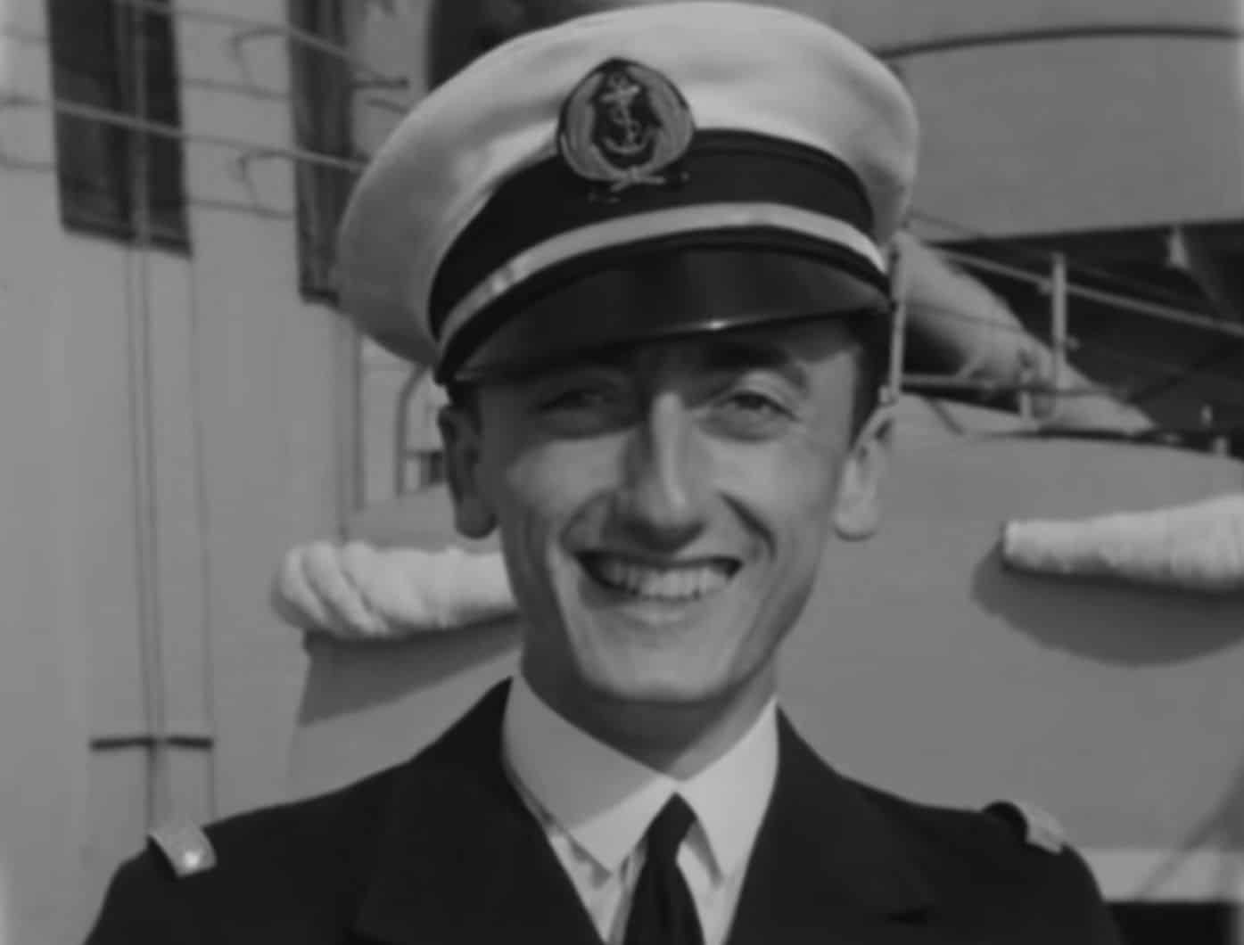 Jacques Cousteau v námorníckej uniforme