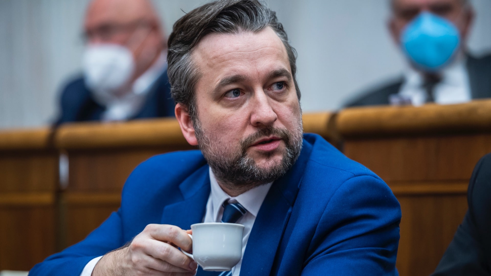 Ľuboš Blaha v NR SR s kávou v ruke