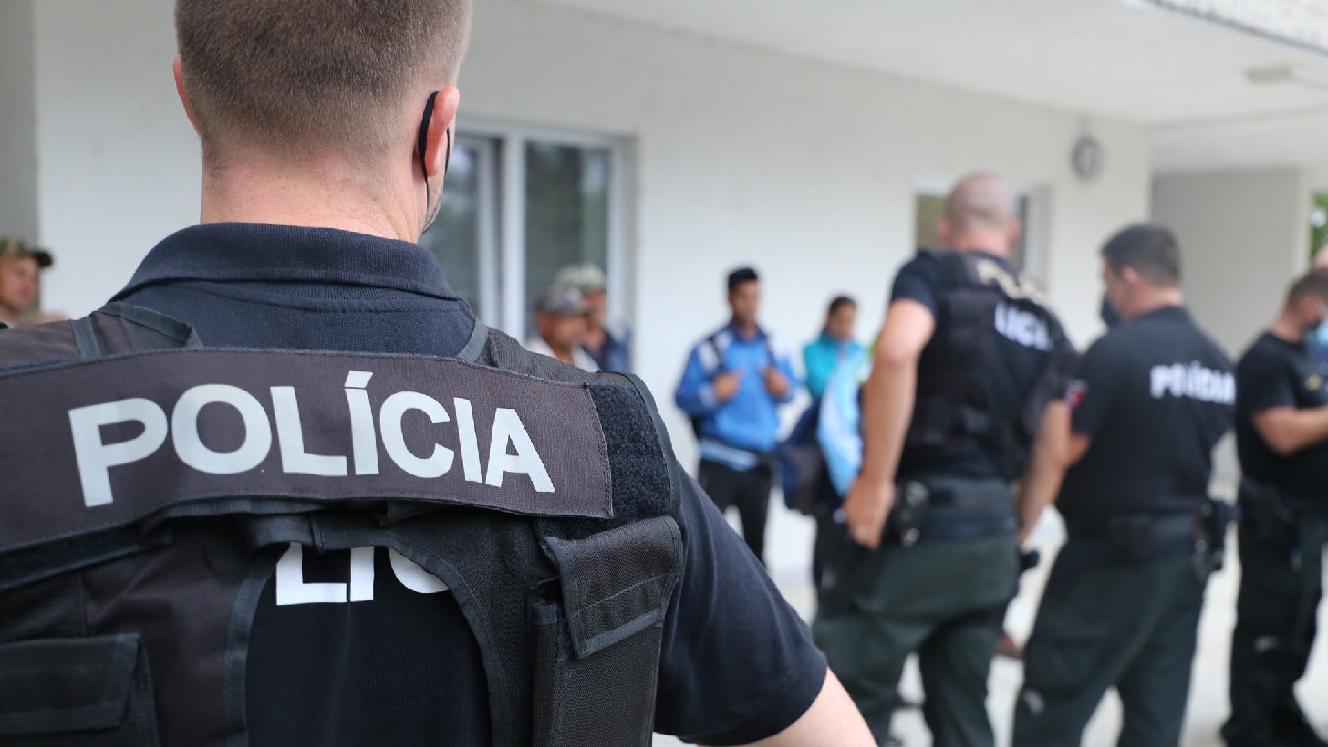 policia zasah zatknutie