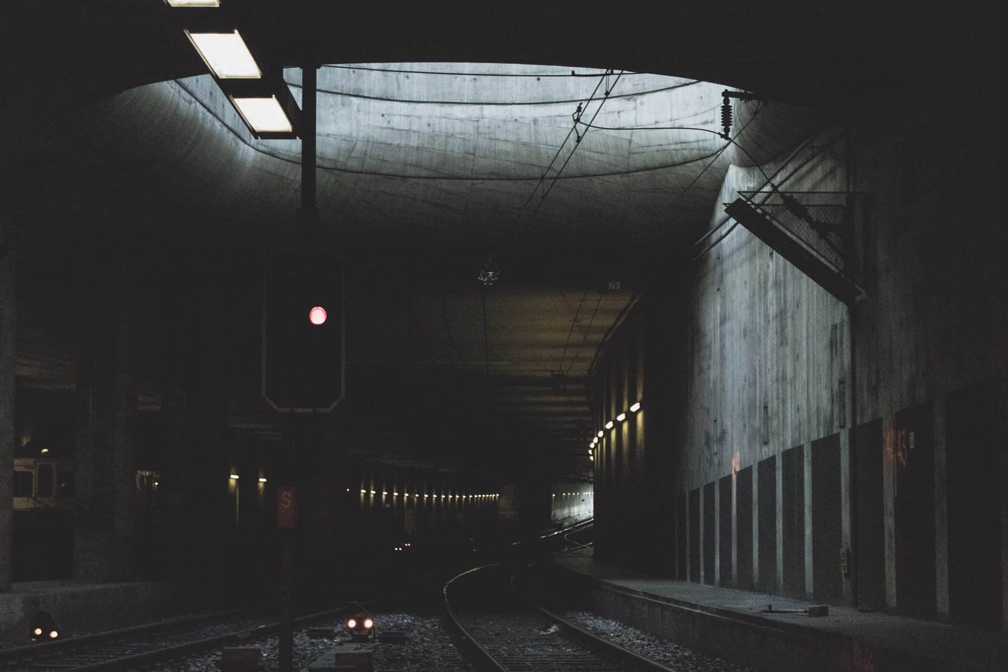 tmavý železničný tunel