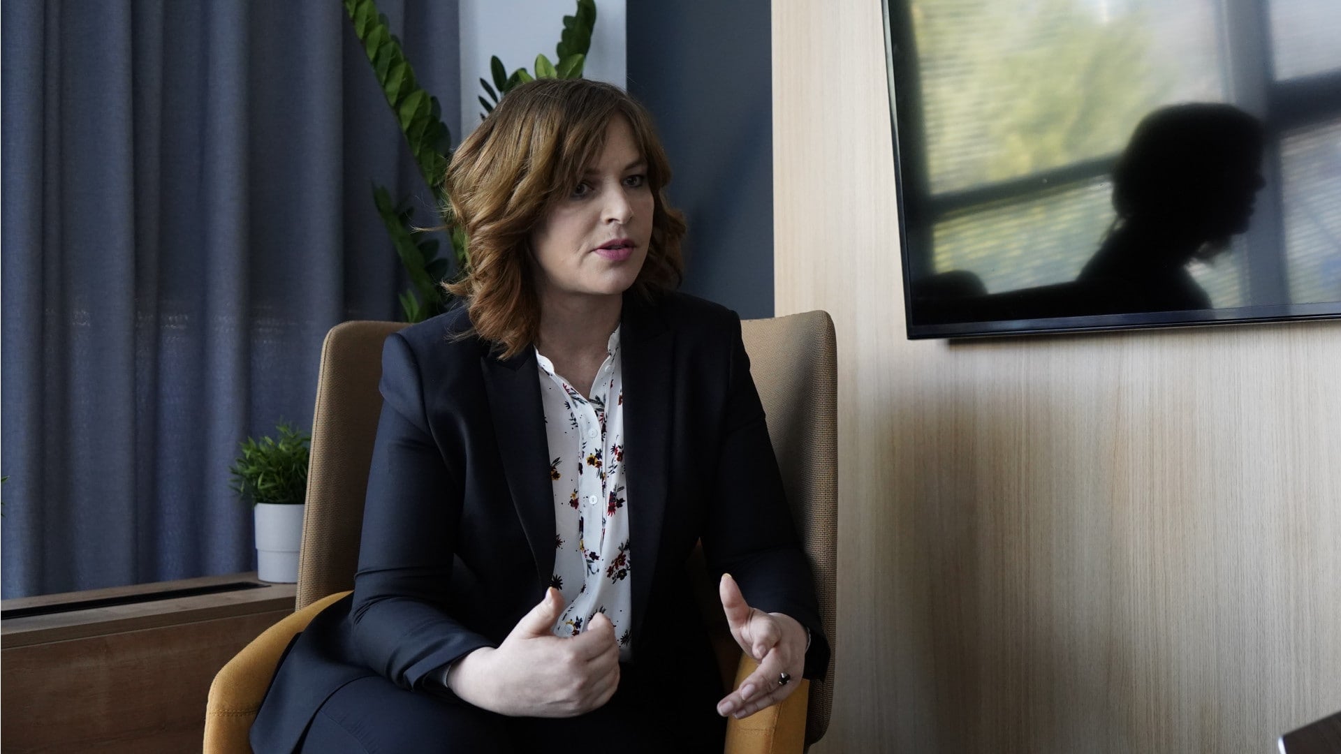 Remišová gestikuluje