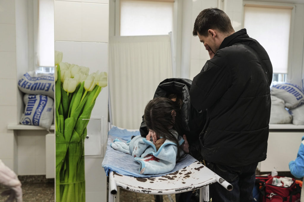 Marina Yatsko a jej priateľ v nemocnici smútia nad stratou dieťaťa.