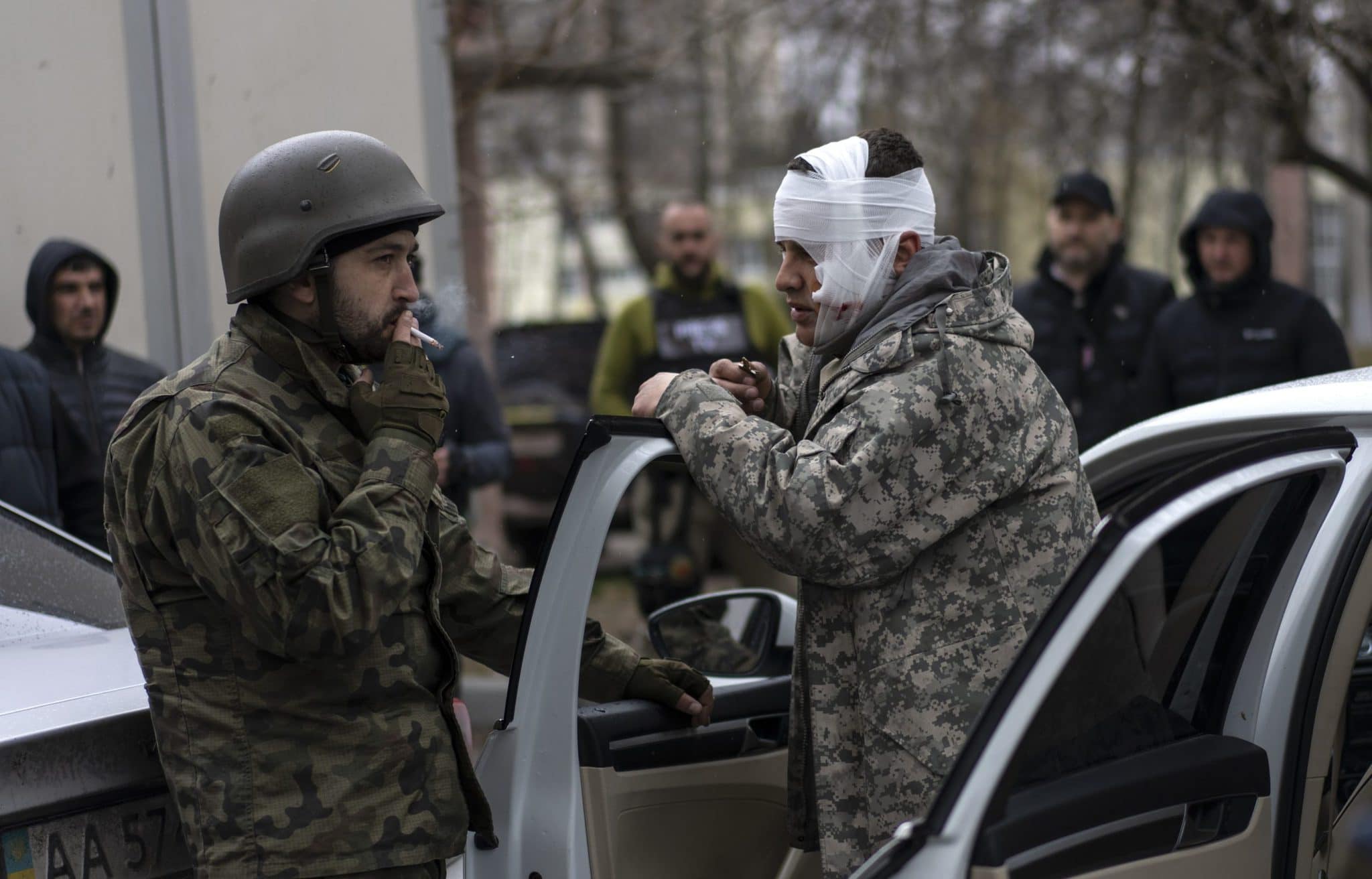 Zranení vojaci na Ukrajine v okolí civilistov