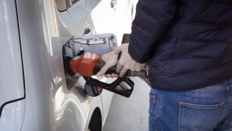 Definitívny koniec lacnému benzínu: Slováci u nášho suseda od zajtra lacnejšie nenatankujú