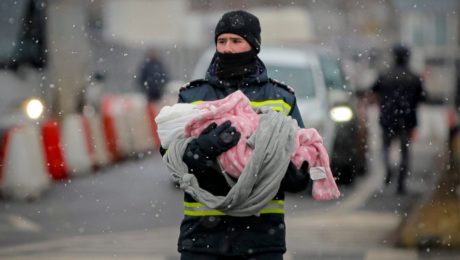 Ukrajinsko-rumunská hranica, dieťa, vojak