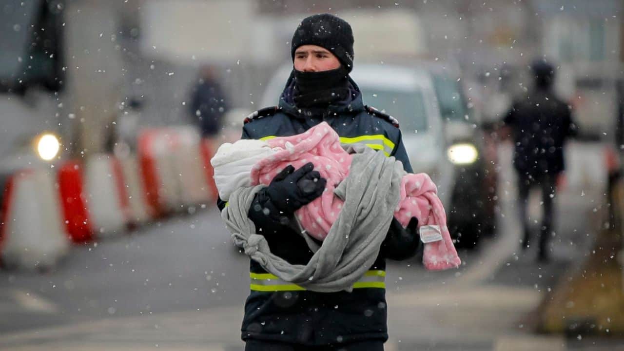 Ukrajinsko-rumunská hranica, dieťa, vojak