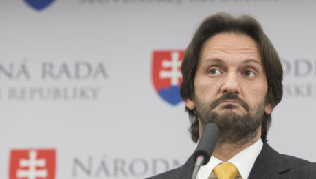 Robert Kaliňák reční do mikrofónu