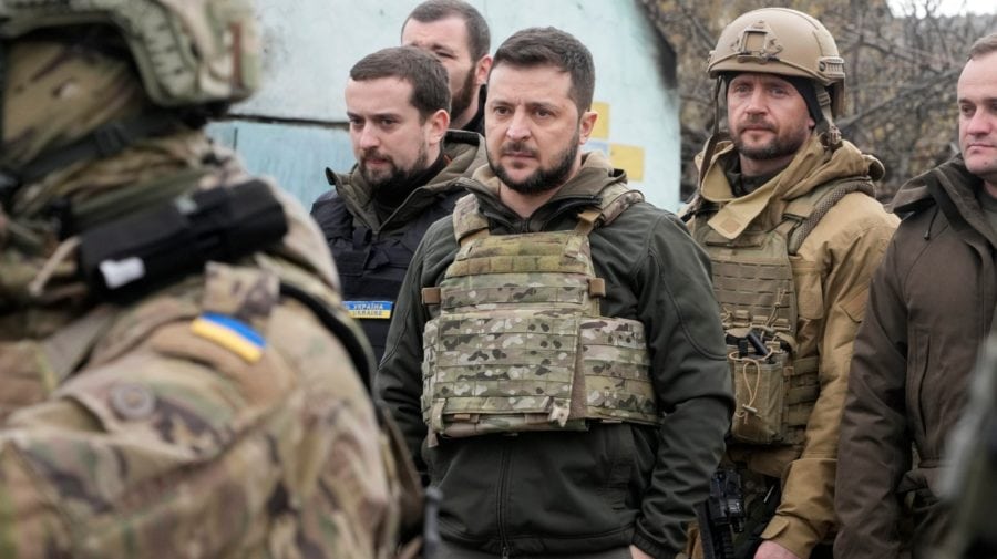 Na snímke uprostred ukrajinský prezident Volodymyr Zelenskyj počas návštevy mesta Buča v Kyjevskej oblasti, v ktorom sa po minulotýždňovom odchode ruských jednotiek - podľa správ ukrajinských činiteľov - našli telá približne 340 civilistov v pondelok 4. apríla 2022.