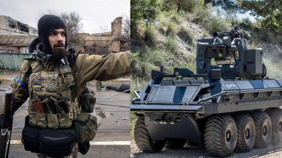 Ukrajinský vojak zabezpečuje presun spolubojovníkov počas kontroly nástražných pásc v meste Buča pri Kyjeve počas 38. dňa ruskej invázie na Ukrajinu v sobotu 2. apríla 2022.