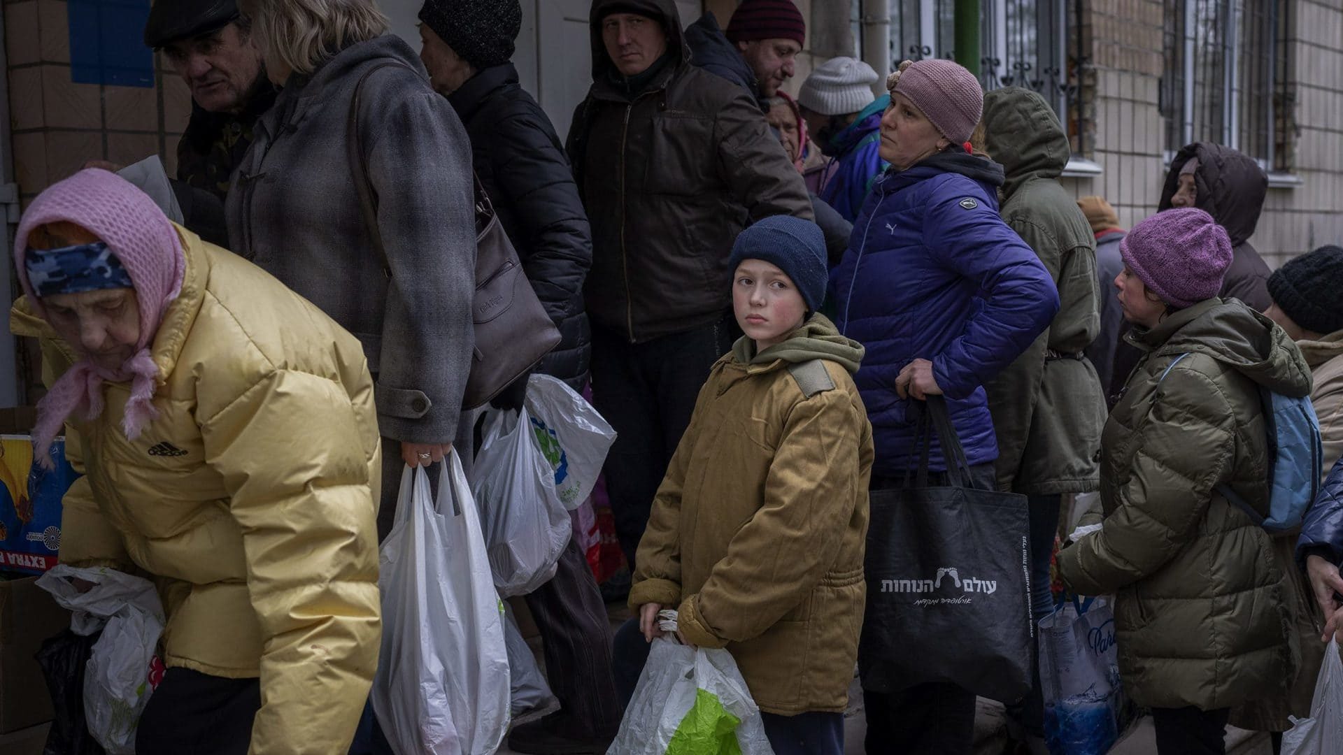 ukrajinskí utečenci čakajúci v rade