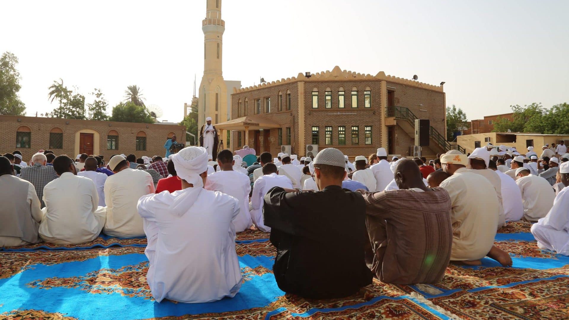 Moslimovia pred mešitou