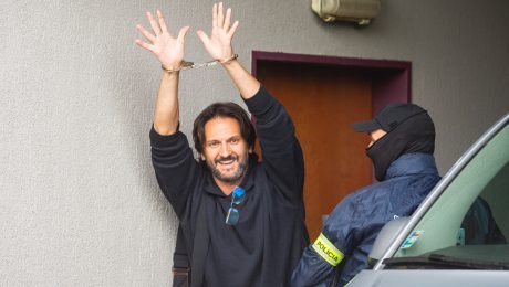 Na snímke Robert Kaliňák v sprievode príslušníkov Národnej kriminálnej agentúry (NAKA) prichádza na výsluch na ŠTS v Pezinku 22. apríla 2022. Kauza Súmrak