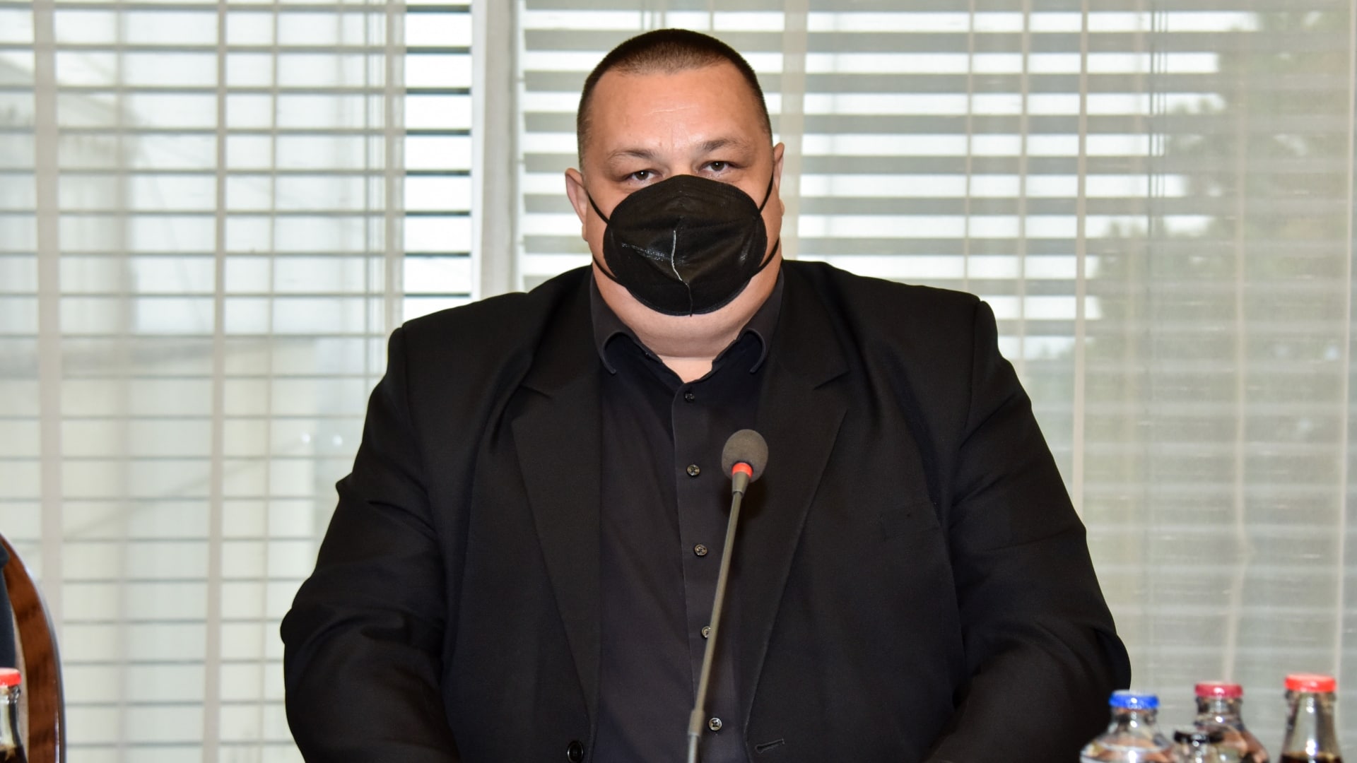 Ján Mikas rečniaci pred mikrofónom