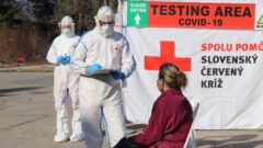 Na snímke sú zdravotníci