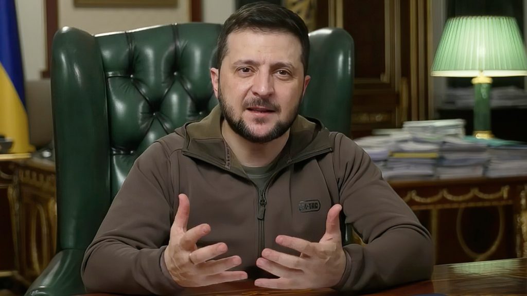 Na snímke z videa ukrajinský prezident Volodymyr Zelenskyj rozpráva z Kyjeva 6. apríla 2022.