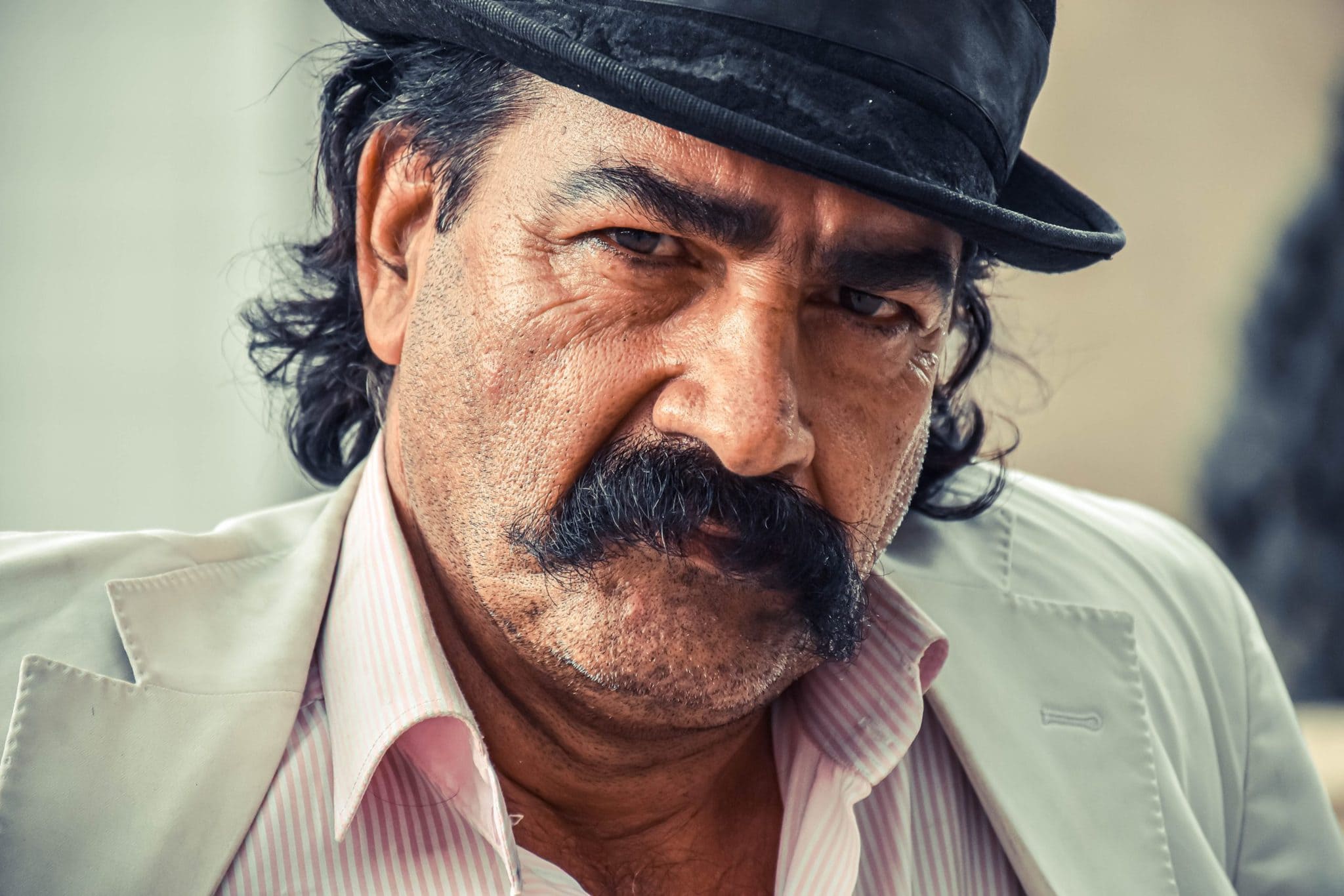 zazerajúci starší muž