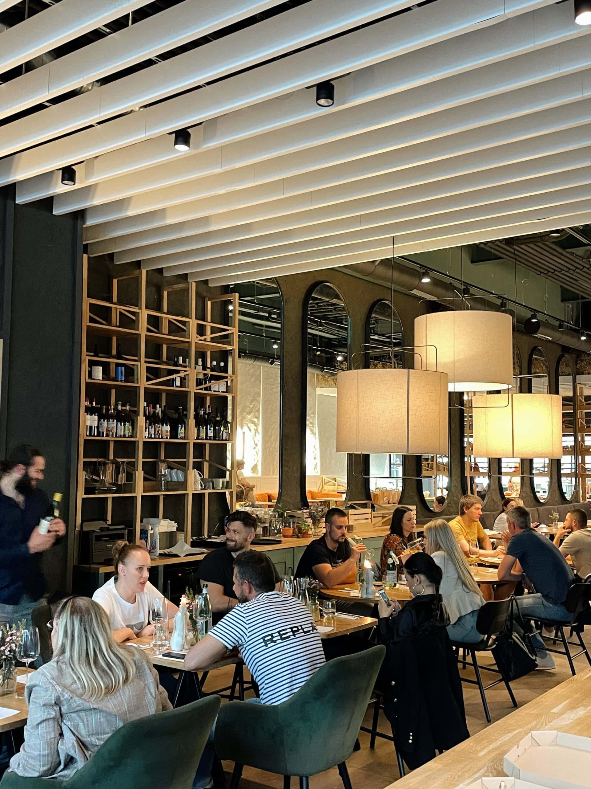 Na snímke sú zákazníci Sympl