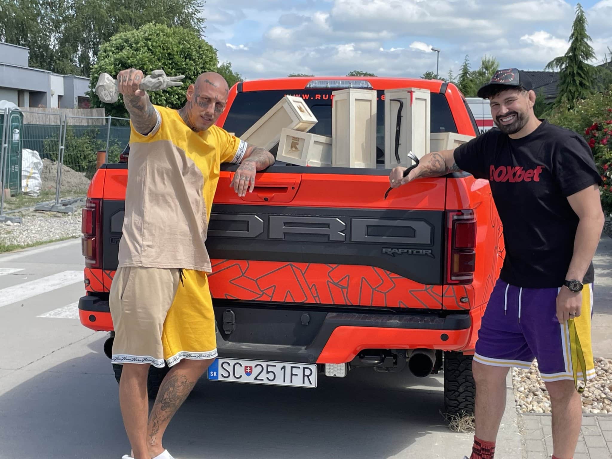 Attila Vegh odovzdava Separovi cenu