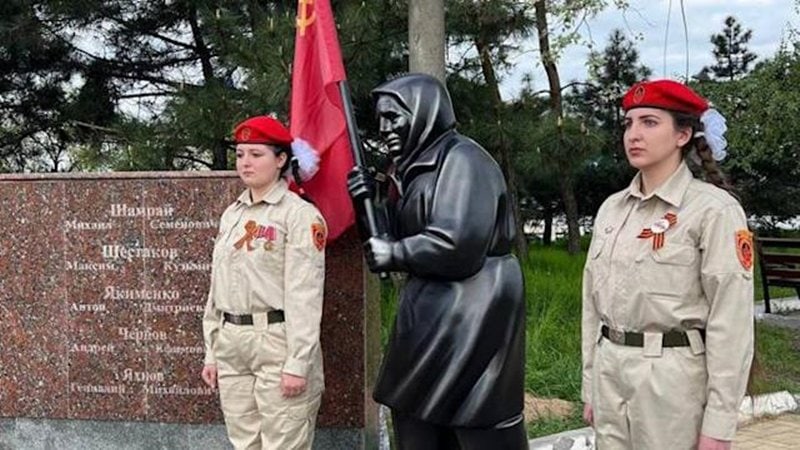 babka so sovietskou vlajkou socha