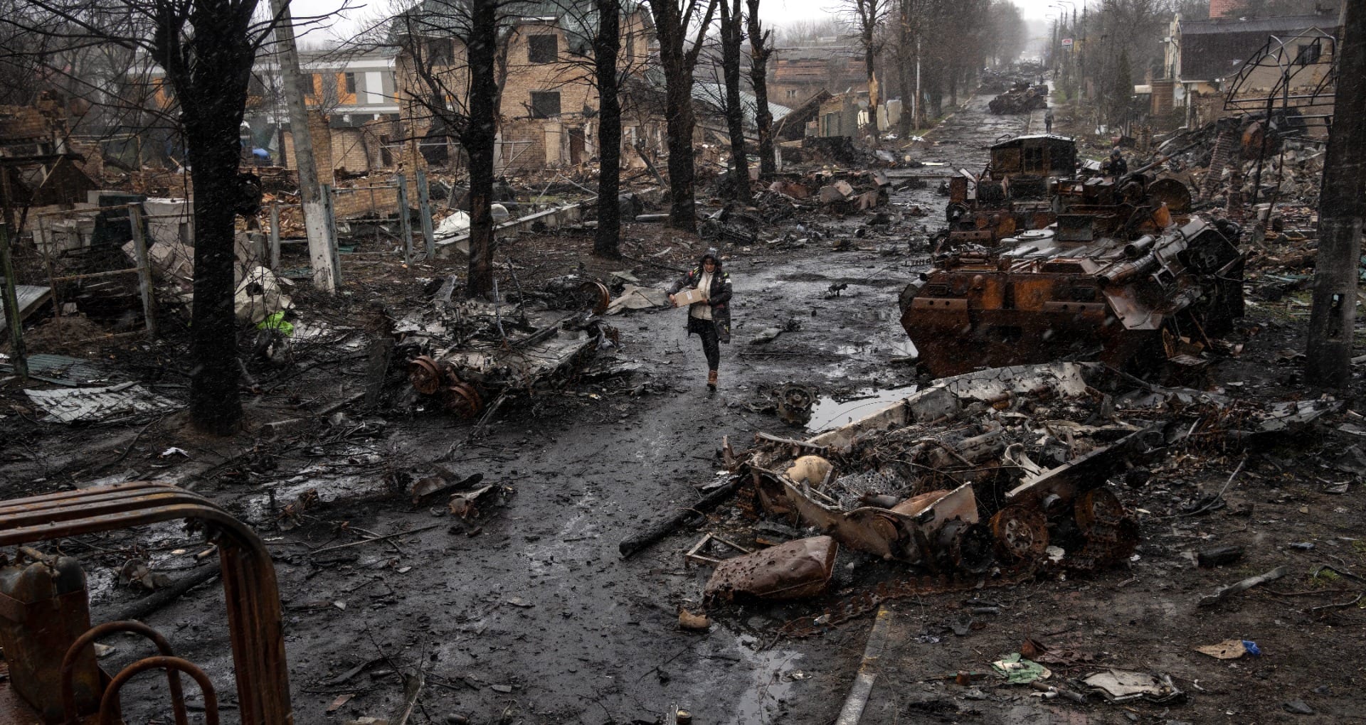 Zničená obrnené vozidlá a tanky na Ukrajine v blate