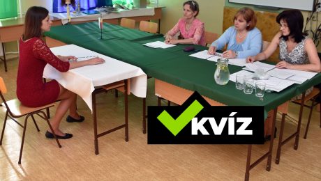 Na snímke je študentka a maturitná komisia