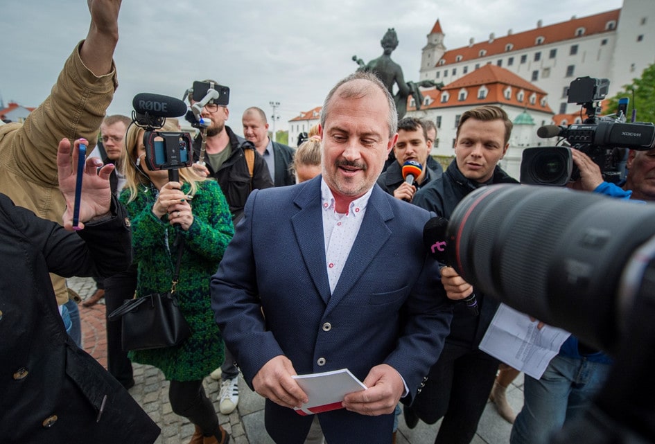 Marian Kotleba kráča