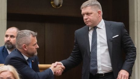 Štefančík o Ficovej väzbe: Všimnite si, komu všetkému podal ruku po hlasovaní v parlamente