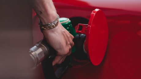Benzínová vojna v Maďarsku: Cezpoľní plnú nádrž za lacný peniaz riešia krádežami