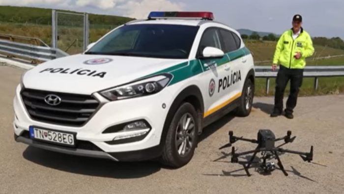 Slovenskí vodiči pozor: Policajti si na teba posvietia profesionálnymi dronmi, nemáš šancu všimnúť si ich