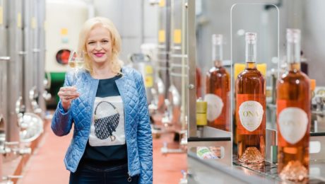 Vinohradov na Slovensku ubúda, za kvalitným pohárom vína je riadna drina, píše Alexandra Murajdová