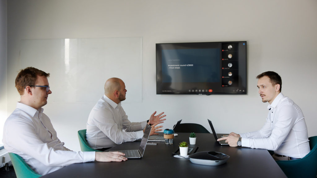 Podpis_investície_Jan Kacer_Marek Zamecnik_Matej Pavlansky.jpg