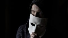 klamár maska hacker podvod