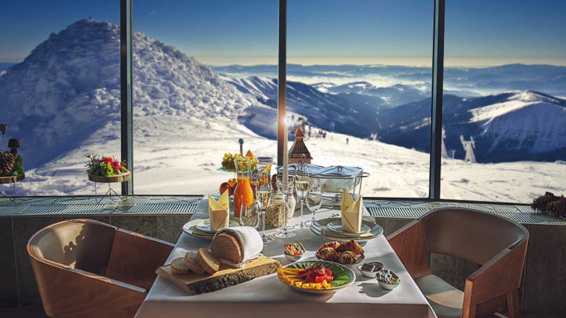 TMR, hotel, večera, zisk