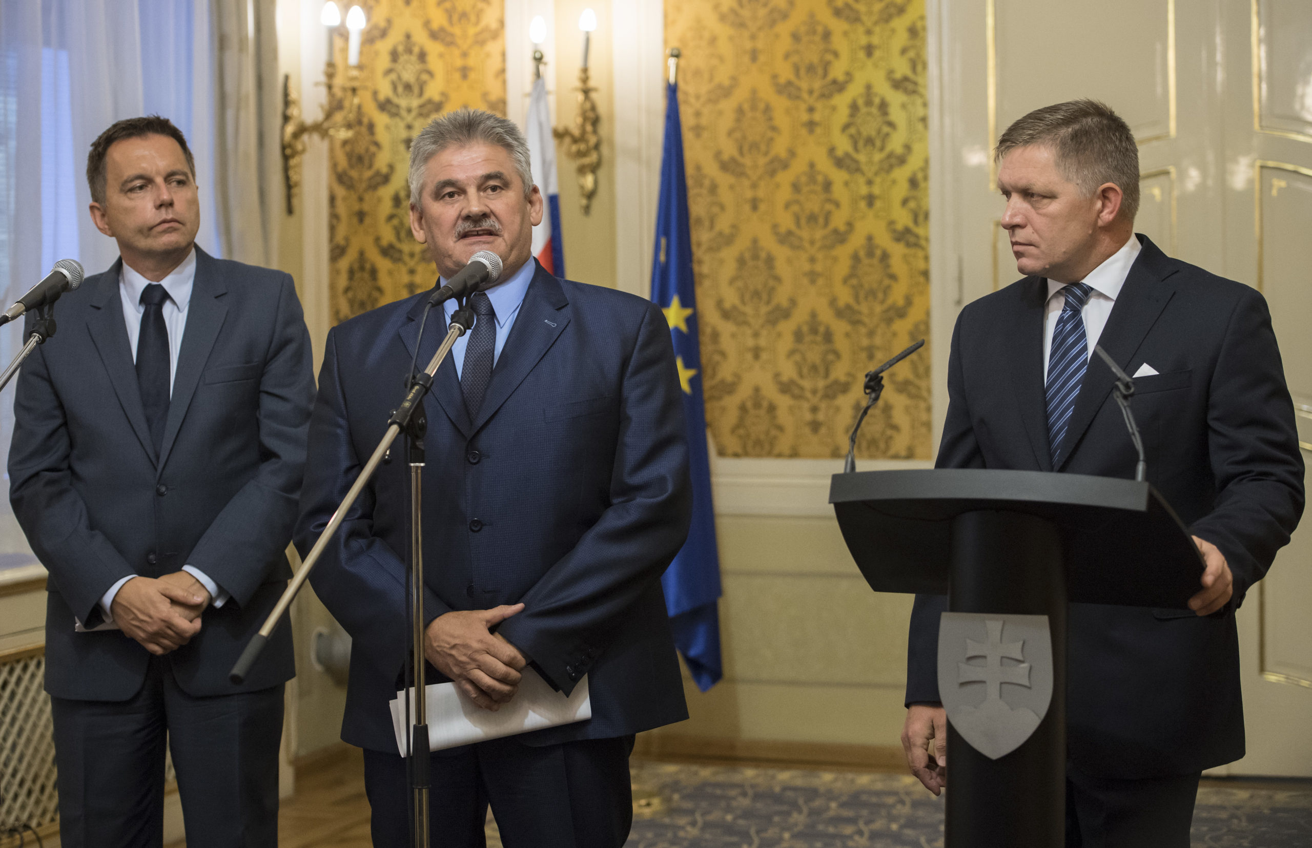 Robert Fico, minister práce, sociálnych vecí a rodiny SR Ján Richter a minister financií SR Peter Kažimír