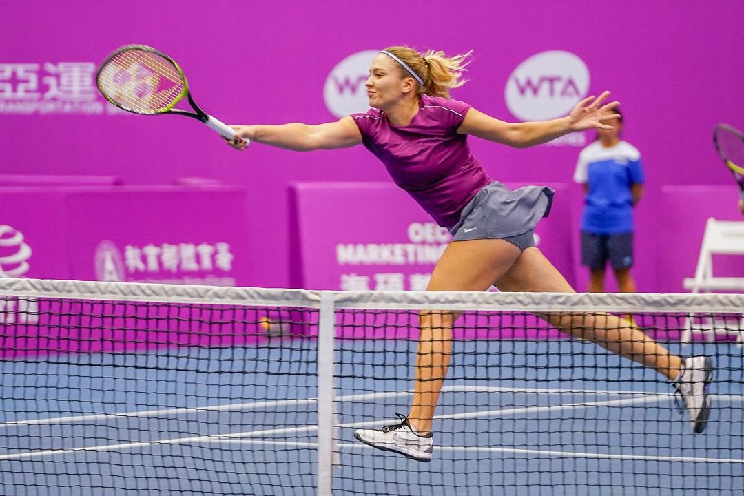 Natela Dzalamidze hrajúca tenis
