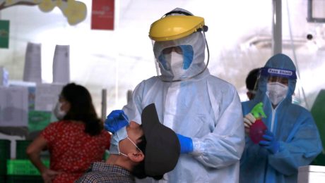 Na snímke muž, ktorého testujú na Covid.