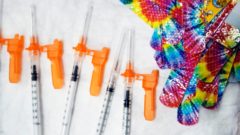 Na snímke vakcíny proti koronavírusu a náplaste.