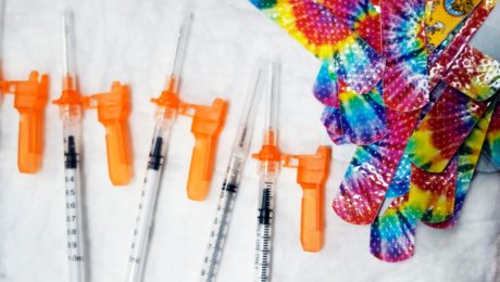 Na snímke vakcíny proti koronavírusu a náplaste.