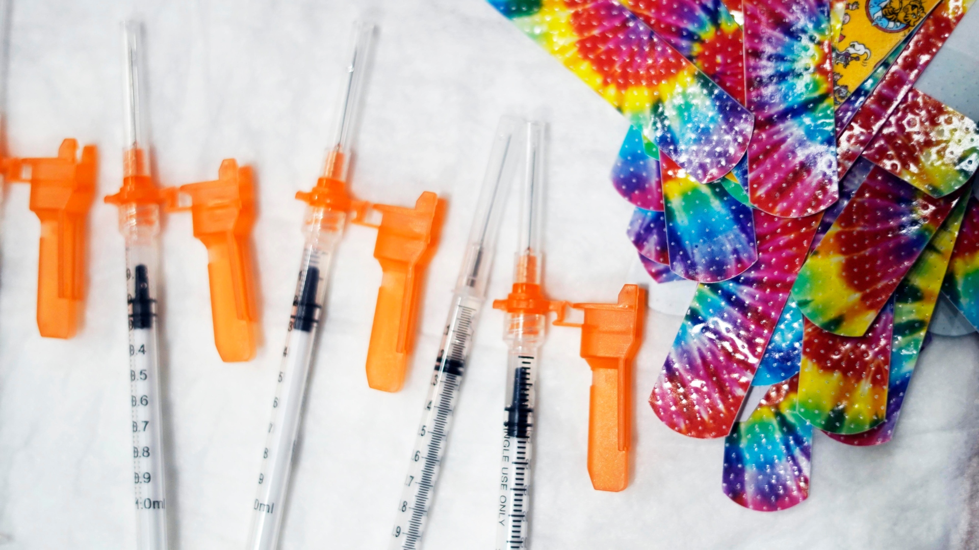 Na snímke vakcíny proti koronavírusu a náplaste.