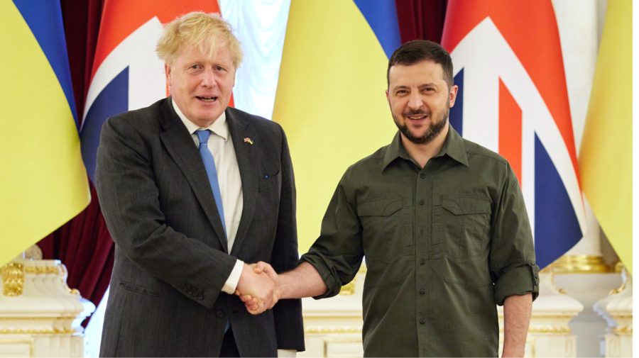 Boris Johnson si podáva ruku s Volodymyrom Zelenským