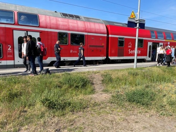 Nemecký vlak zastavený pre poruchu dverí niekoľko km od Baltského mora