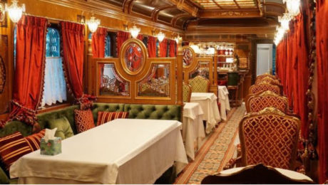 zlaty luxusny vozeň vlaku